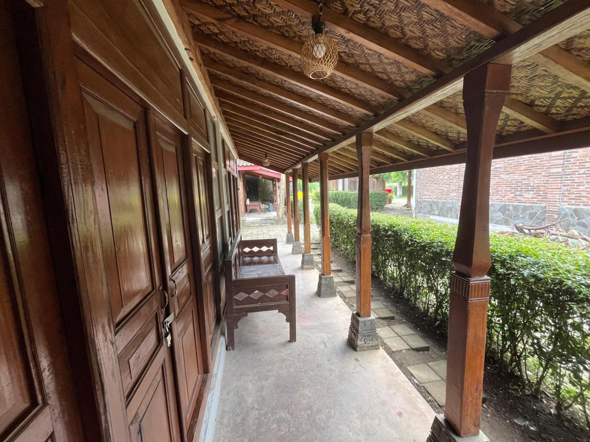 Saka Homestay Boutique & Cafe Magelang Exterior photo