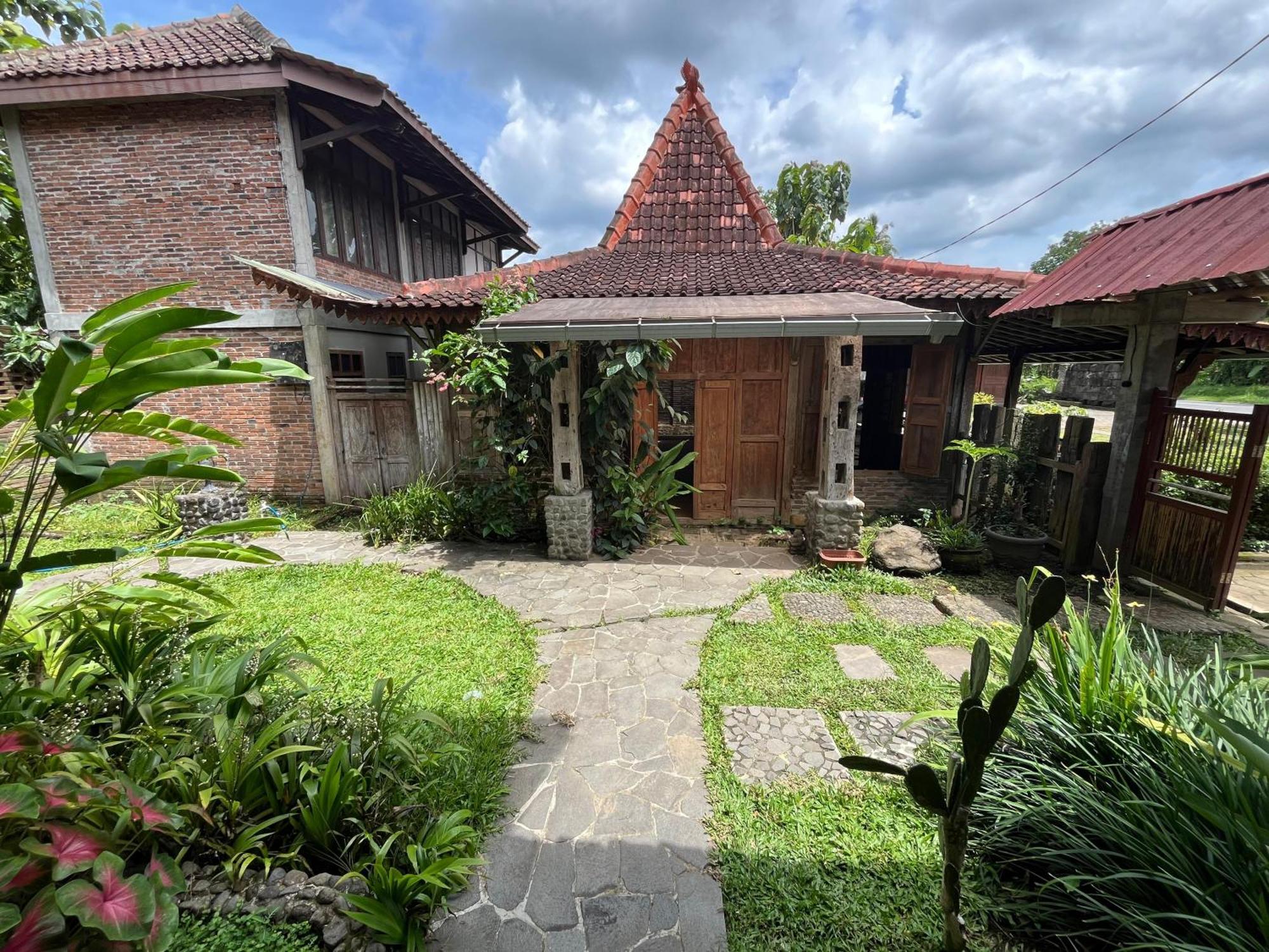 Saka Homestay Boutique & Cafe Magelang Exterior photo
